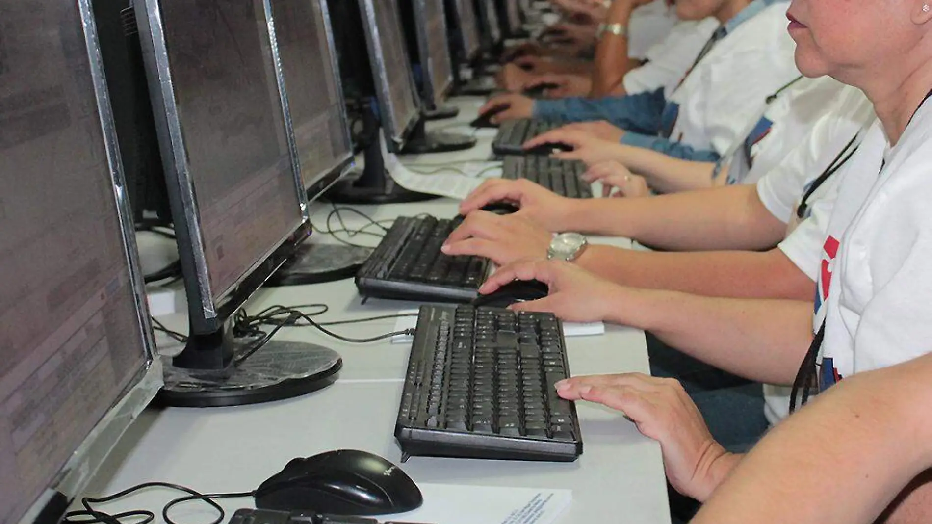 Mujeres trabajando en computadora